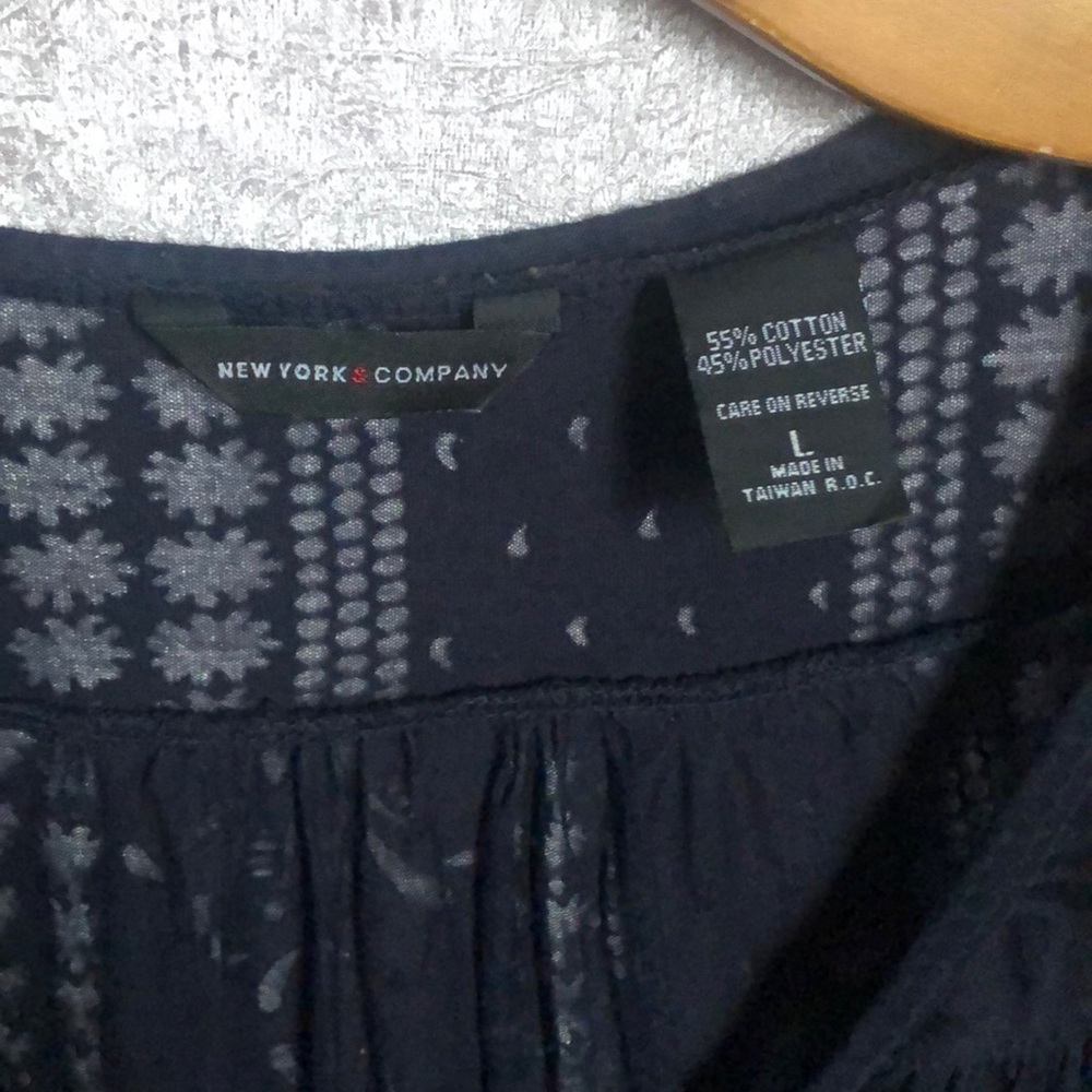 New York & Company Top. - Picture 4 of 6